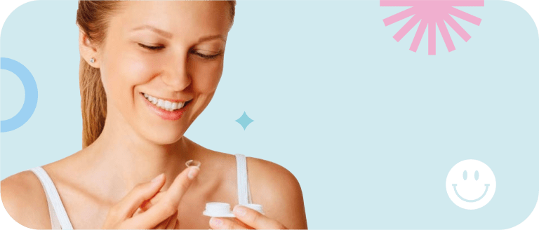 Mujer colocándose los lentes de contacto