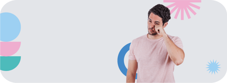 Hombre se rasca los ojos debido a la conjuntivitis